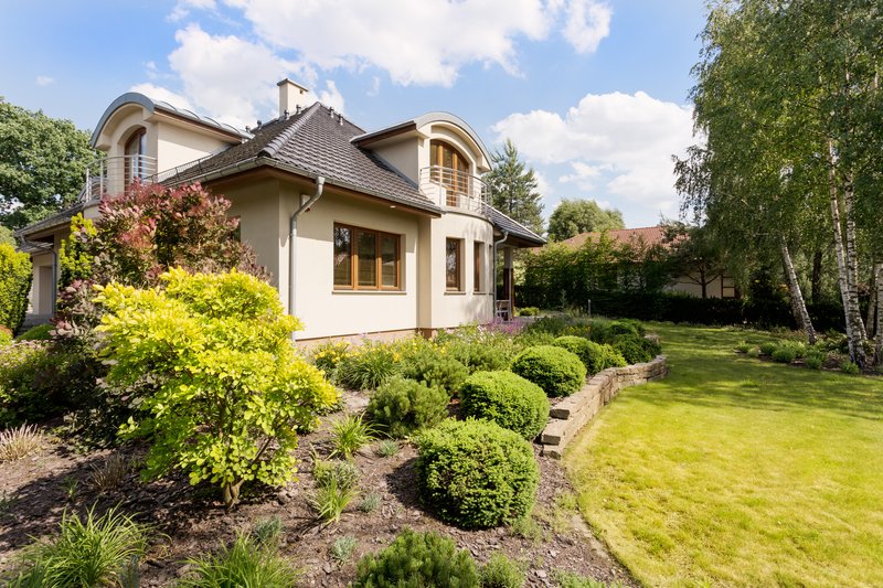 casa con pasto verde